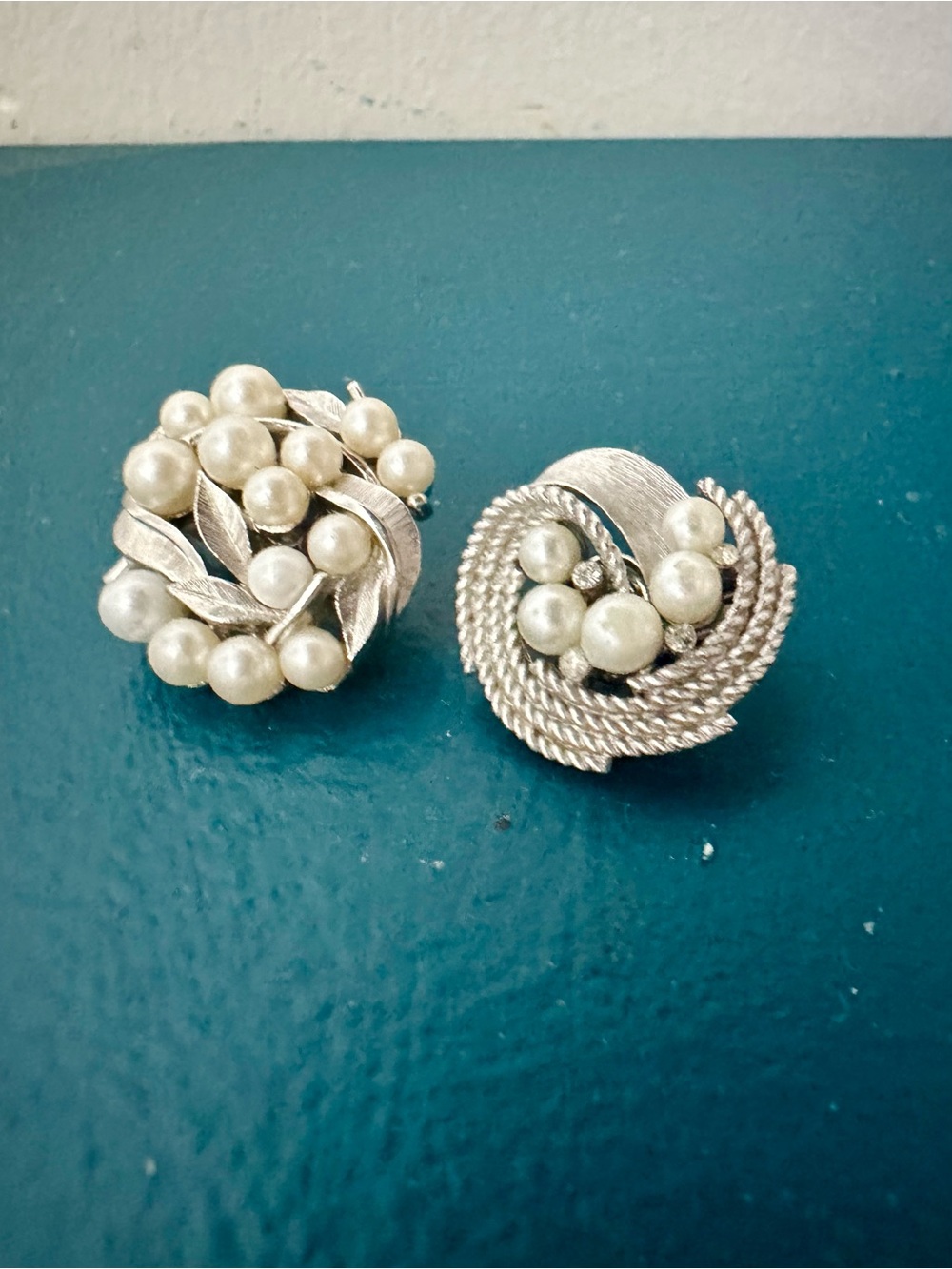 Vintage CROWN TRIFARI Mismatched Faux Pearl & Stone 1” Clip-On Earrings - Picture 6 of 8